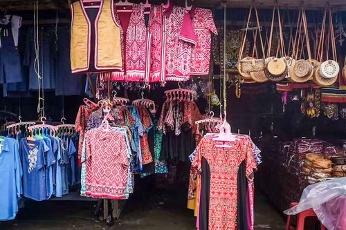Kuching Day Tour: Malaysia-Indonesia Border Weekend Market