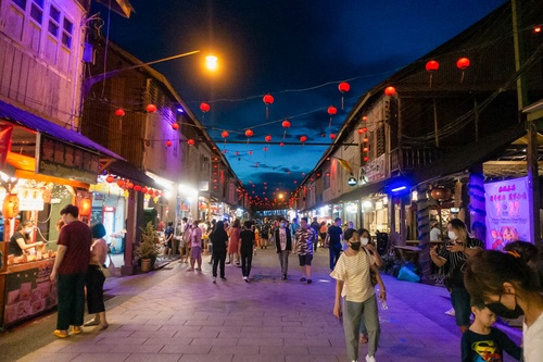 Kuching Day Tour: Weekend Markets, Caves & Heritage Sites