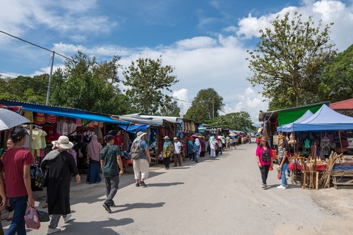 Kuching Day Tour: Malaysia-Indonesia Border Weekend Market