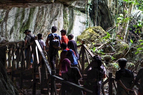 Kuching Day Tour: Fairy and Wind Caves
